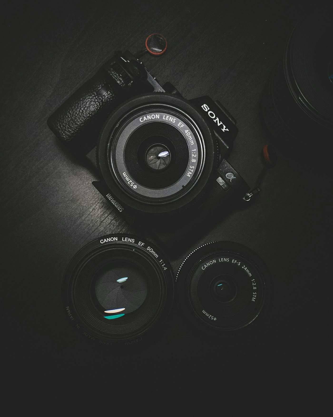 Photographe réglant son appareil en atelier